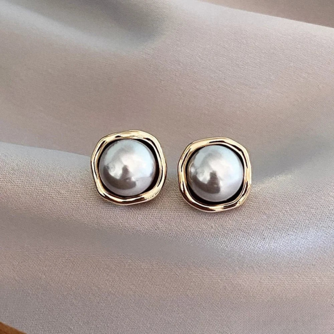 "Fashionable Black Pearl Earrings" can be changed.