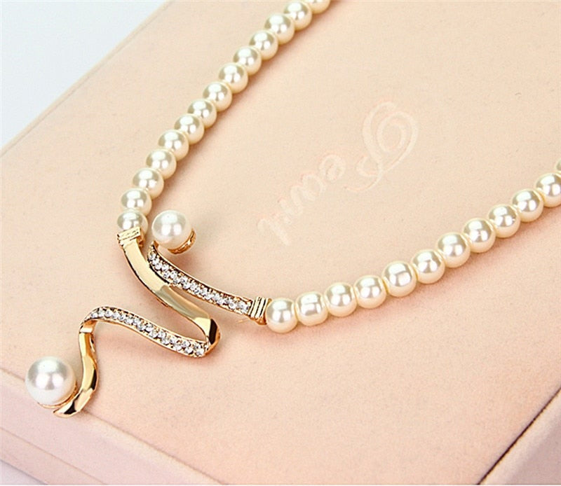 Natural pearl necklace and earrings set