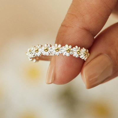 Adjustable silver ring, hand-enamelled with daisy motif