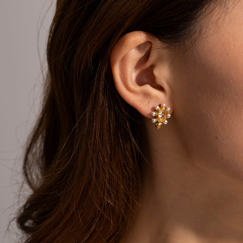 Elegant gold earrings with natural pearls